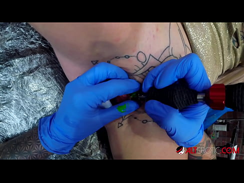 ❤️ Extremamente tatuada, a brasa Sully Savage fez uma tatuagem no seu clítoris Sexo superior em pt.sexindrag.ru ❌❤